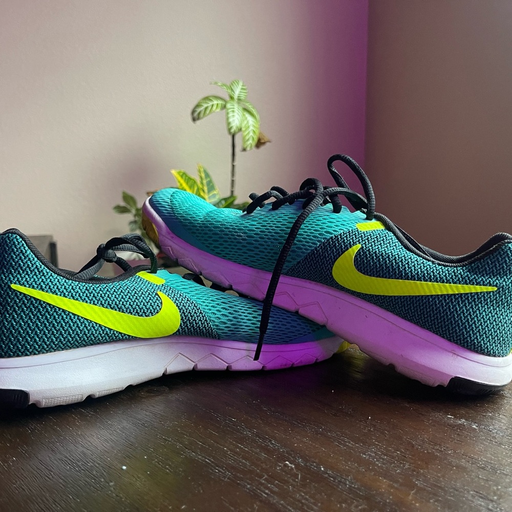 Nikes - Picture 2 of 4
